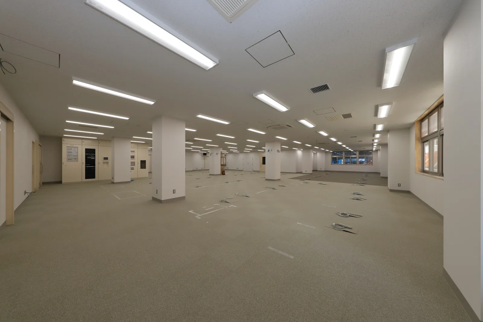 葛飾区児童相談所の事務室と天井に配置された空調機や換気口