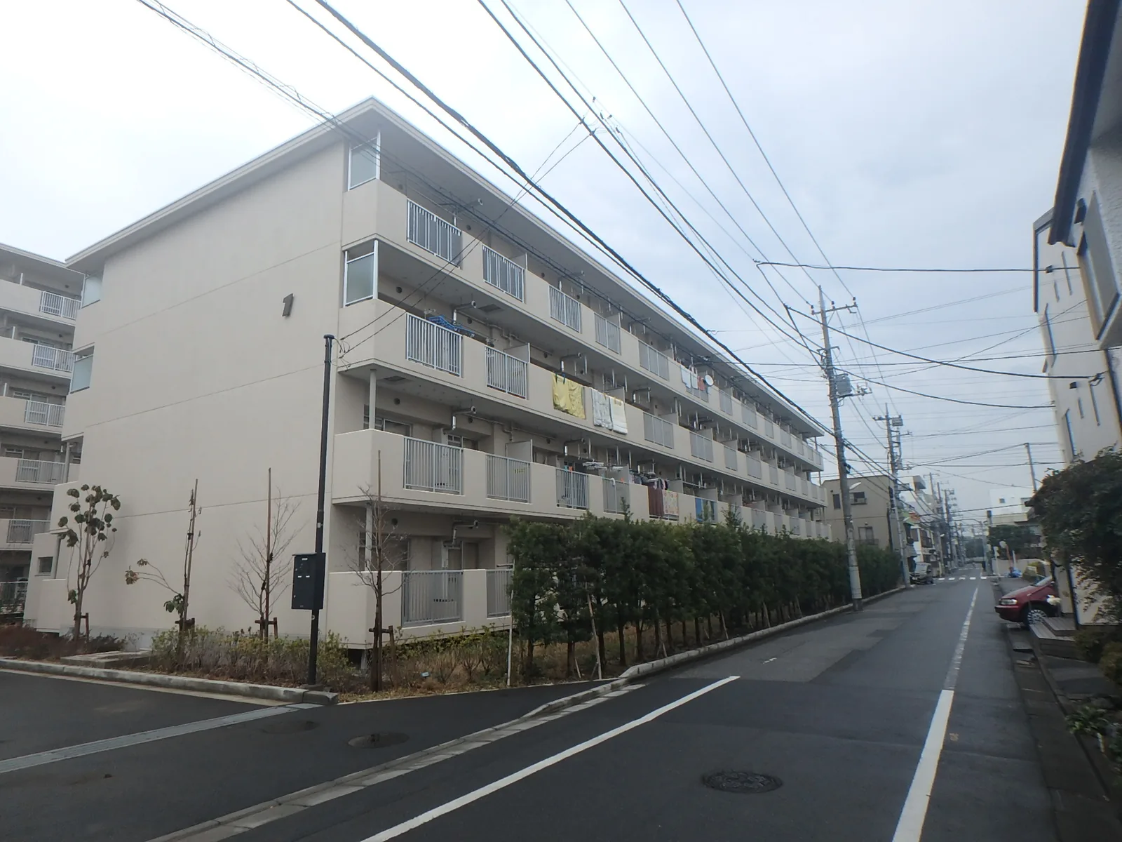 道路沿いにバルコニーが連続する都営住宅亀有4丁目APの外観