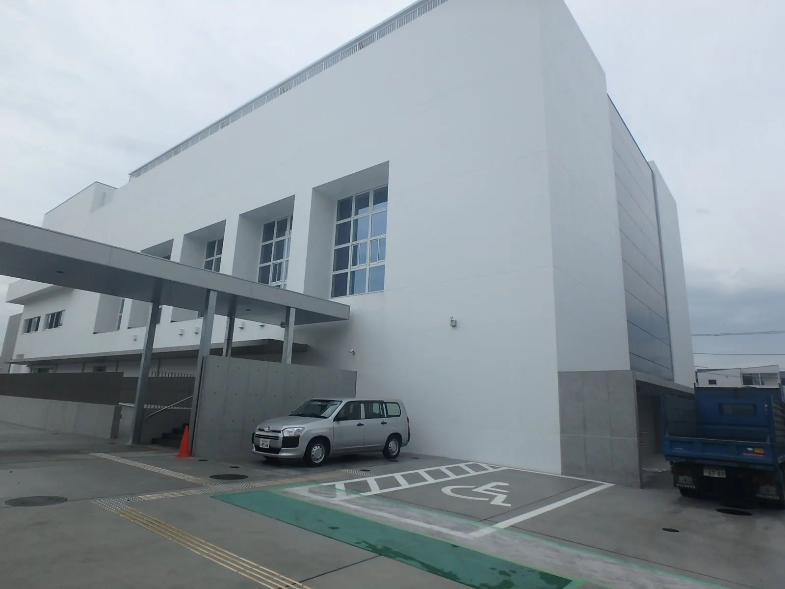 高い位置に大きな窓が並ぶ葛飾区立上千葉小学校体育館の外観