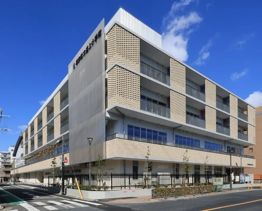 校名の表示と校舎全体が見える葛飾区立道上小学校の外観
