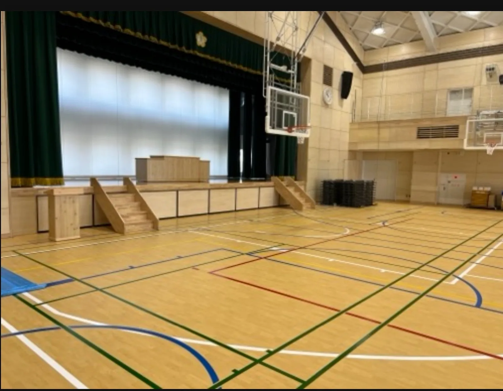葛飾区立道上小学校の体育館にあるステージと壁面の格子状の開口部