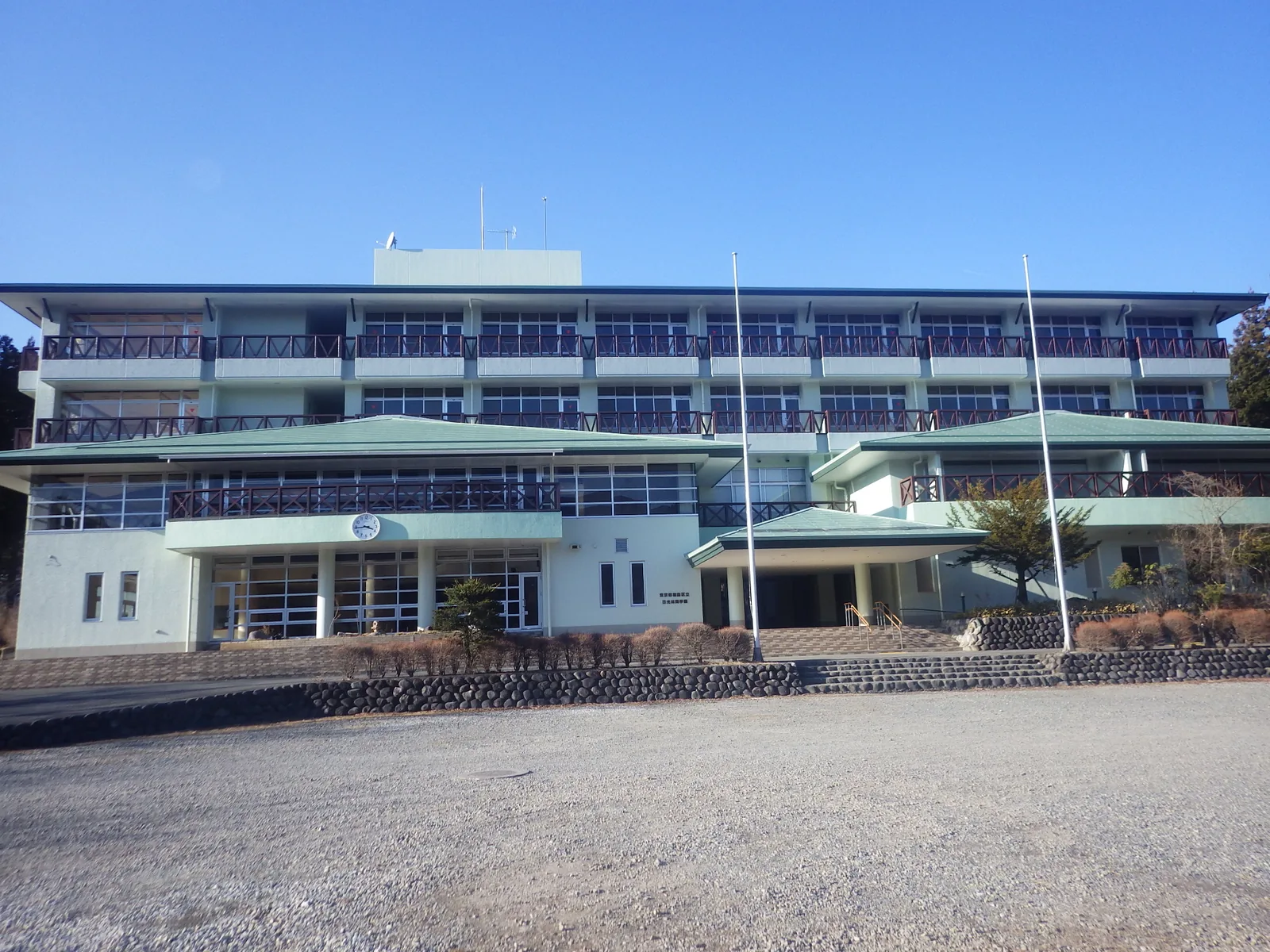 正面入口と各階の窓が見える葛飾区立日光林間学校の本館外観